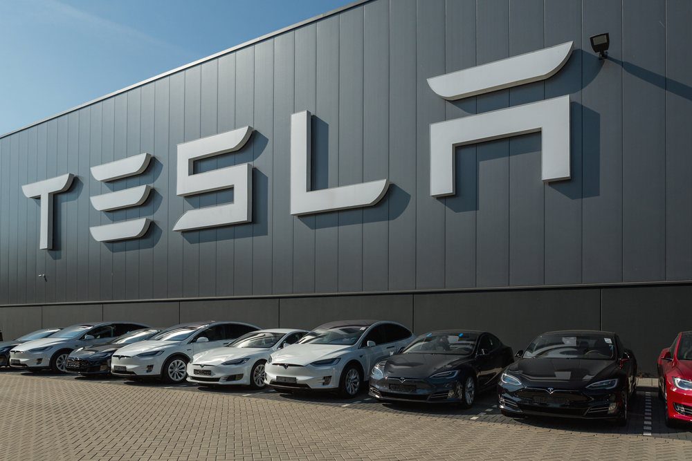 tesla_factory_with _cars